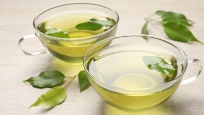 φύλλα πράσινου τσαγιού σε φλιτζάνια