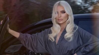 Η Κατερίνα καινούργιου μπροστά σε αυτοκίνητο