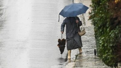 Μια γυναίκα με ομπρέλα στην βροχή