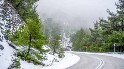 Χιόνια σε δρόμος προς το βουνό
