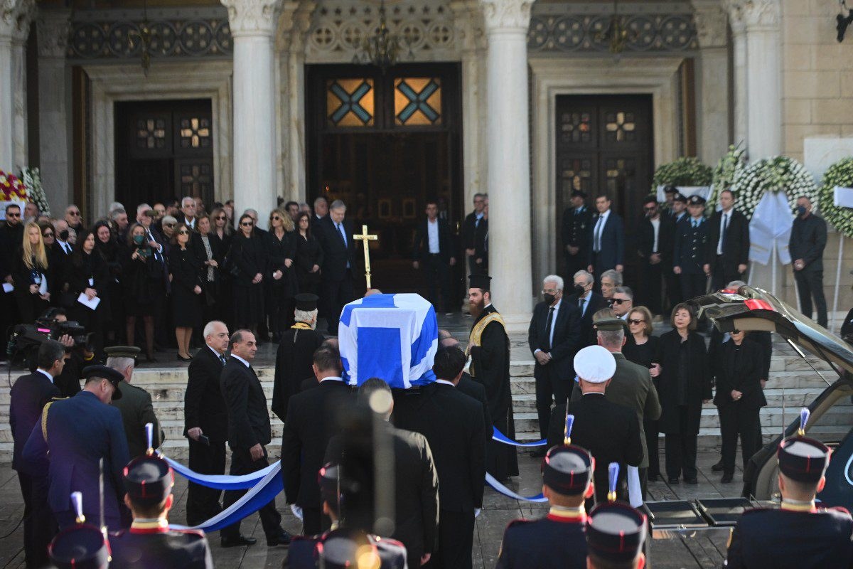 Το φέρετρο του Κώστα Σημίτη με την ελληνική σημαία