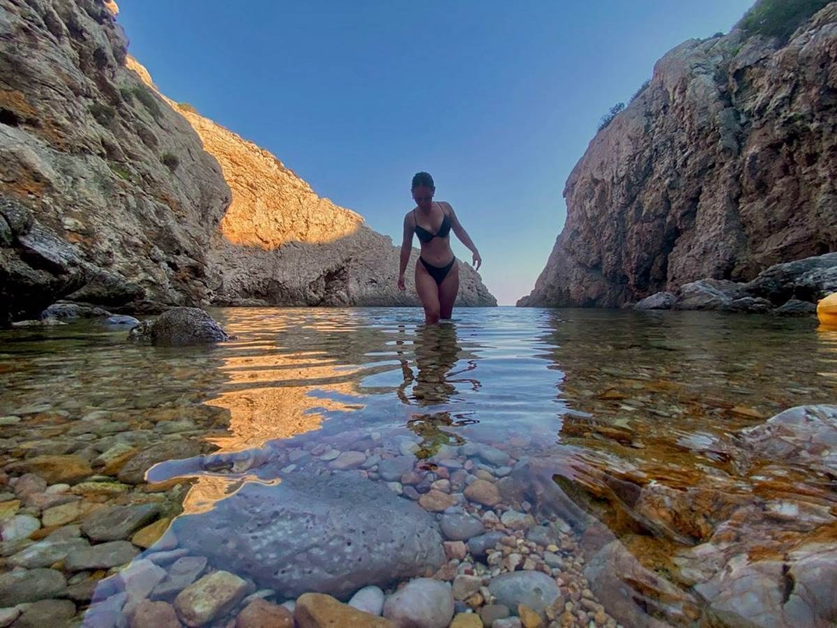 Η Κλαυδία με μαγιό στη θάλασσα