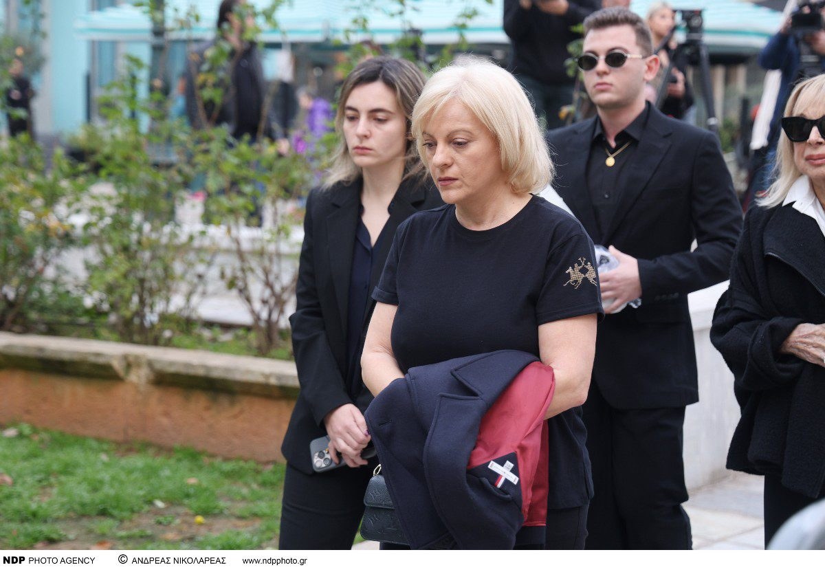 Λαϊκό προσκύνημα για τον Μίμη Δομάζο