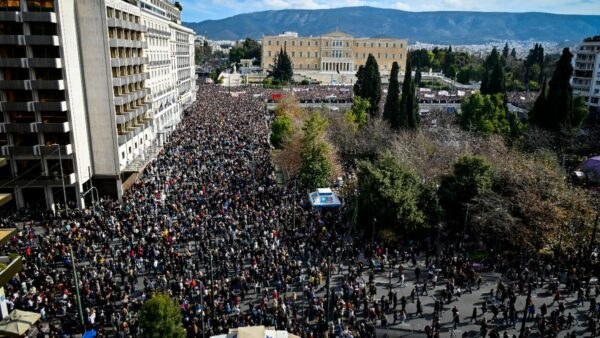 Τέμπη: Επεισόδια στα συλλαλητήρια σε Αθήνα και Θεσσαλονίκη - Τραυμάτησαν αστυνομικούς και πυρπόλησαν κάδους