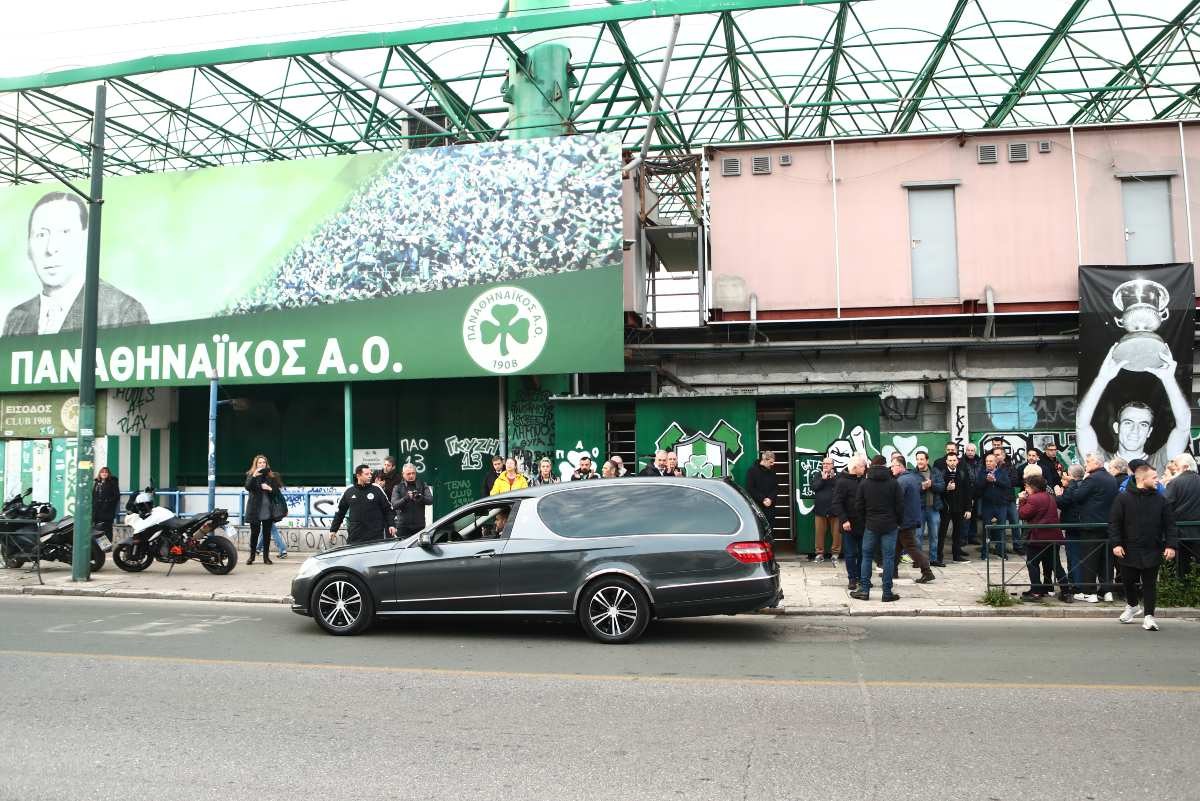 Φωτογραφία από το λαϊκό προσκύνημα του Μίμη Δομάζου