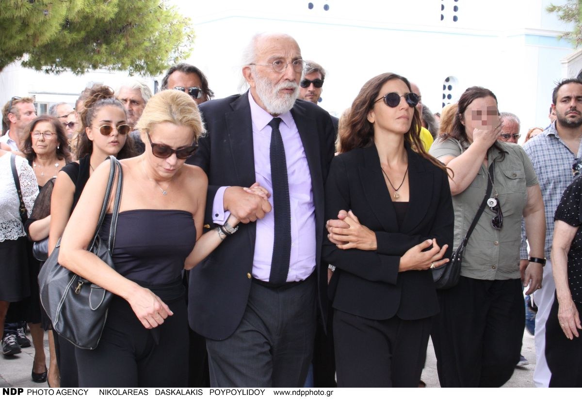 Ο Λυκουρέζος με τις κόρες του την κηδεία της ζωής Λάσκαρη