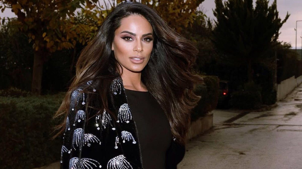 H Μαρία Αντωνά με glam look