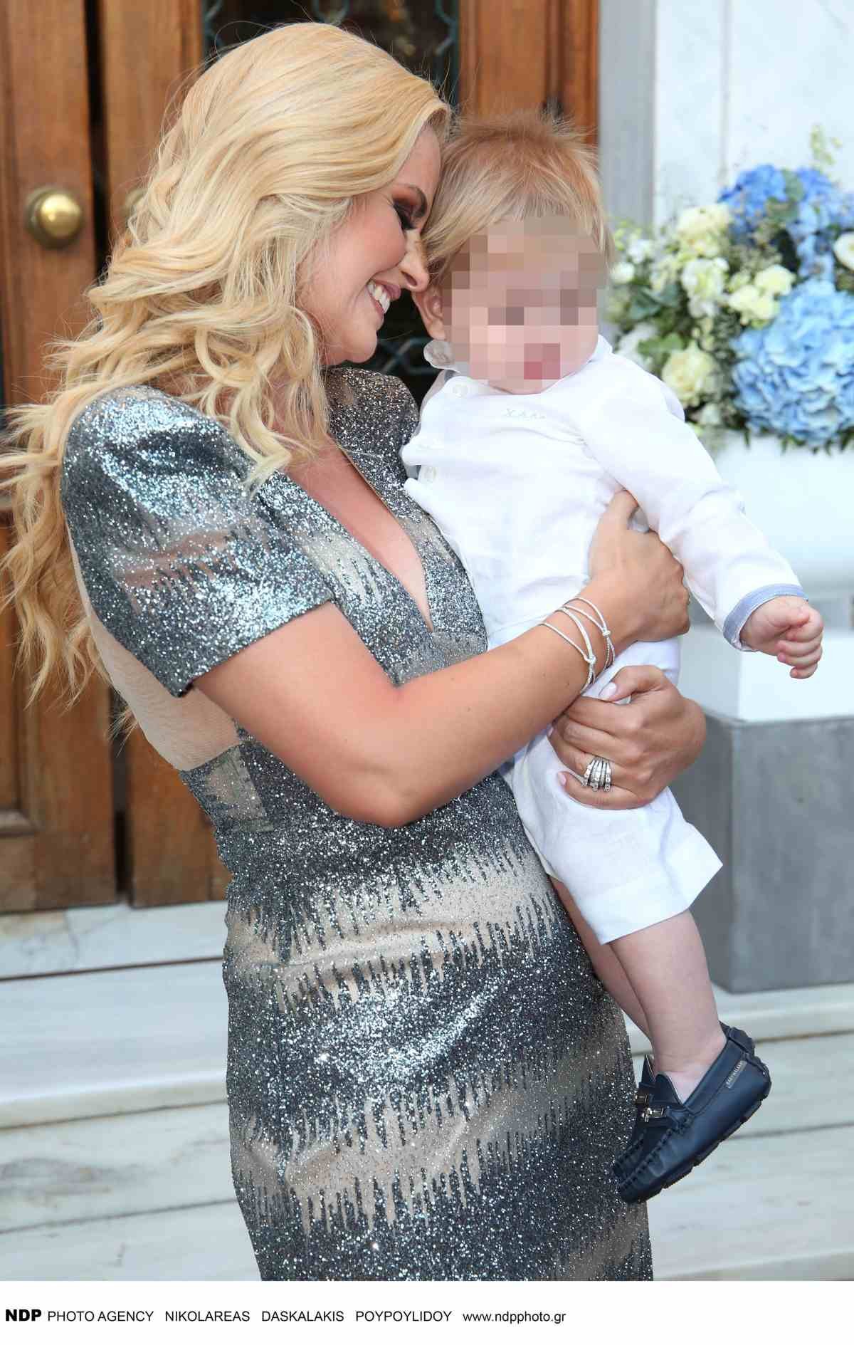 Η Μαρία Αραμπατζή με τον γιο της.