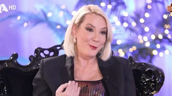 Η Μαρία Νικόλτσιου σε πλατό για συνέντευξη