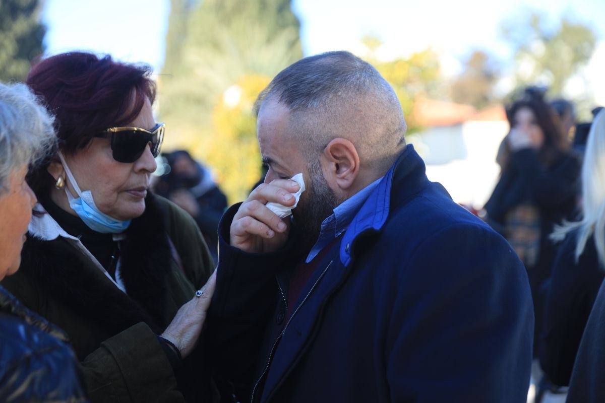 Ο Νίκος Νικόλιζας κλαμμένος στην κηδεία της Καίτης Γκρέυ