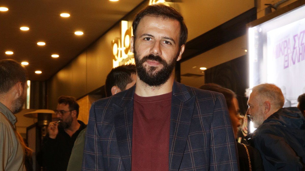 Ο ηθοποιός Νίκος Γκέλια σε βραδινή έξοδό του