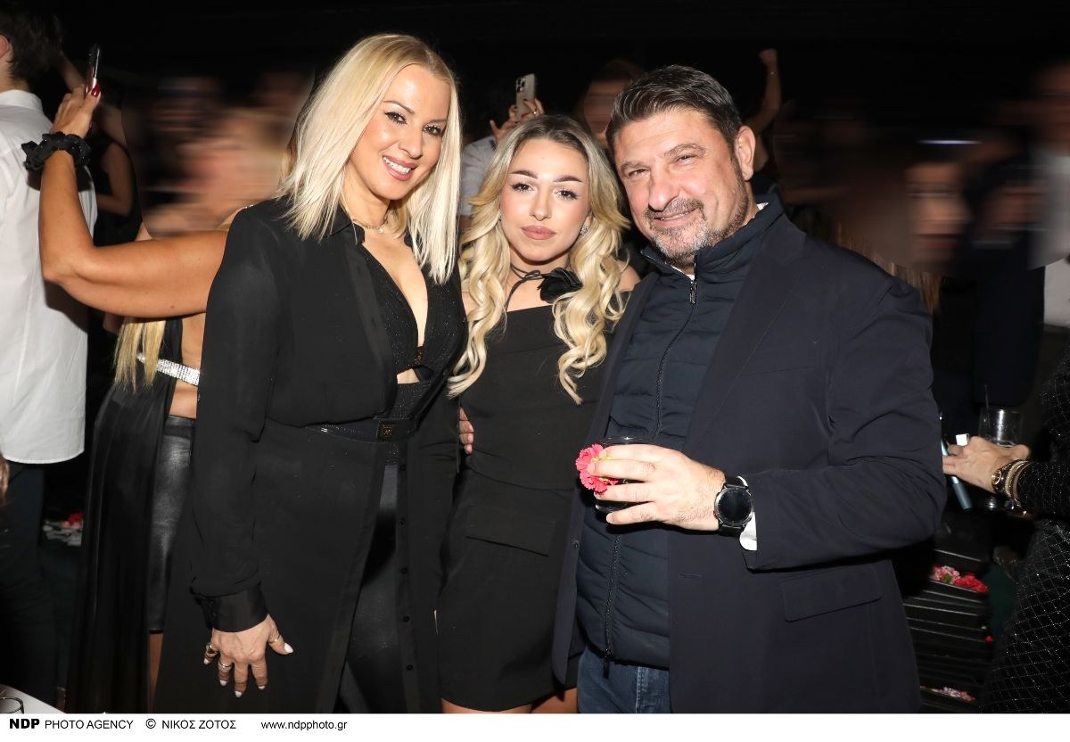 Ο Νίκος Χαρδαλιάς, η Ιωάννα Χαρδαλιά και η Γιώτα Παναγιωτοπούλου στα μπουζούκια.