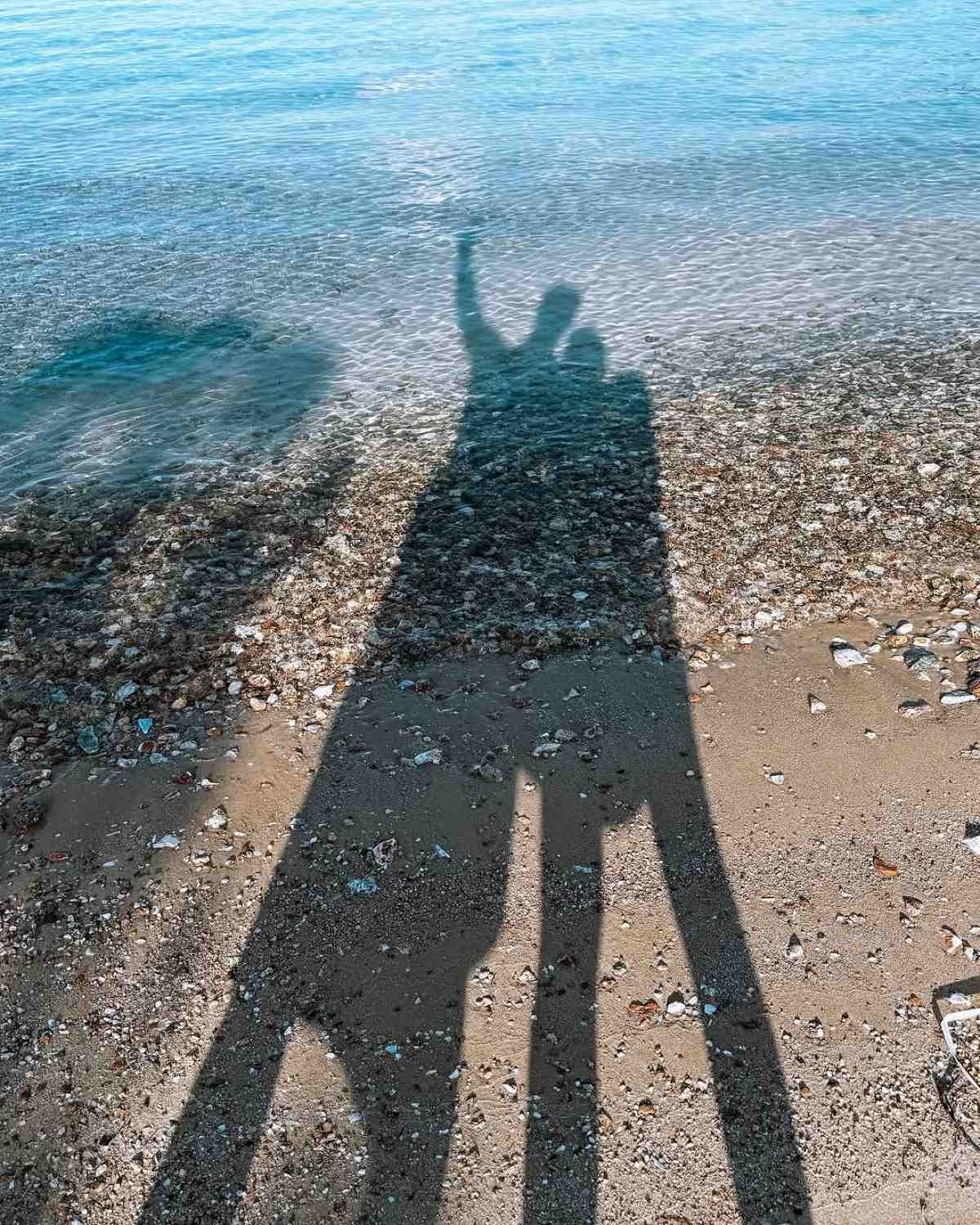 Οι σκιές της Οικονομάκου και του Τσερέλα στη θάλασσα