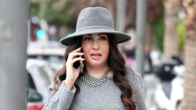Η Ιωάννα Παλιοσπύρου με καπέλο και το κινητό στο χέρι