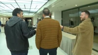 Ο Πάνος Μουζουράκης μπροστά στις κάμερες