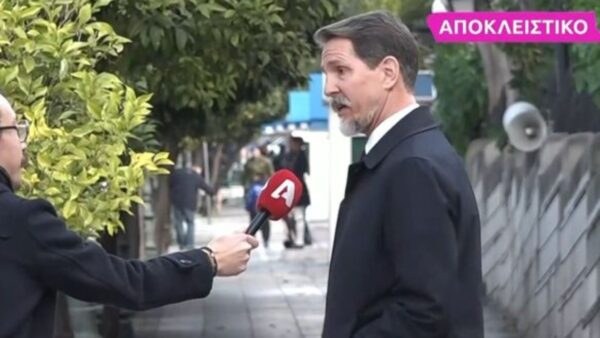 Ο Παύλος Ντε Γκρες έξω από το σπίτι του στο κέντρο της Αθήνας