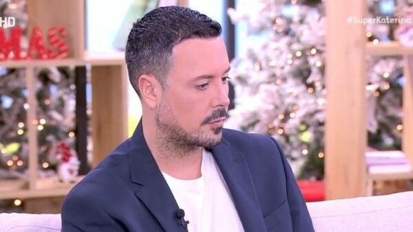 Ο Πέτρος Κουσουλός στο πλατό του Super Κατερίνα