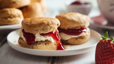Scones: Το viral γλυκό του Μπάκιγχαμ —  Πώς να φτιάξεις την αγαπημένη λιχουδιά της Ελισάβετ