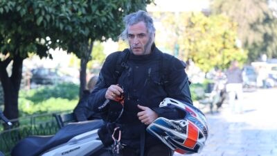Ο Άρης Σερβετάλης με το κράνος του στα χέρια