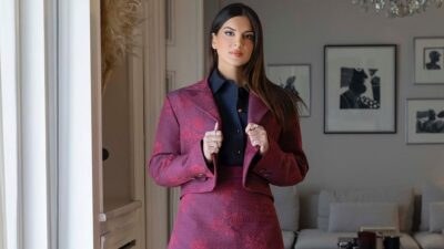 Η Σταματίνα Τσιμτσιλή με μπορντό σύνολο