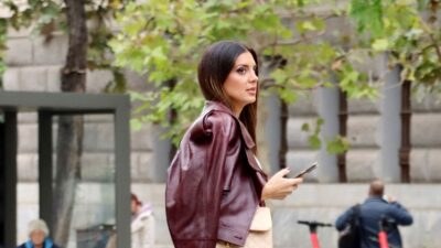 Η Σταματίνα Τσιμτσιλή στους δρόμους της Αθήνας με το κινητό στο χέρι