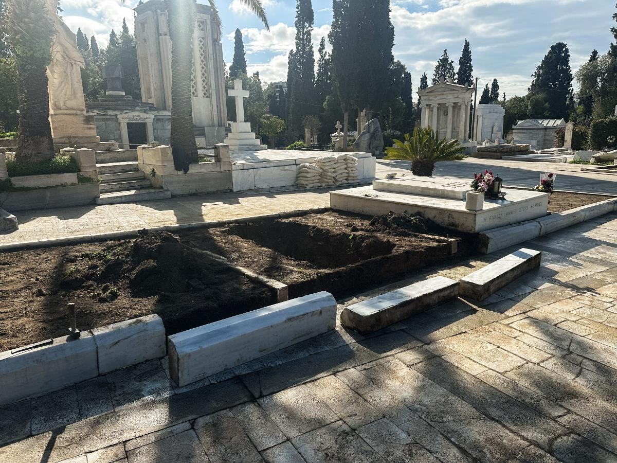Ο λάκκος που θα μπει το φέρετρο του Κώστα Σημίτη
