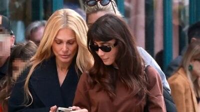 Η Νατάσα Θεοδωρίδου και η Χριστιάνα Μπέτα με σκυφτό κεφάλι