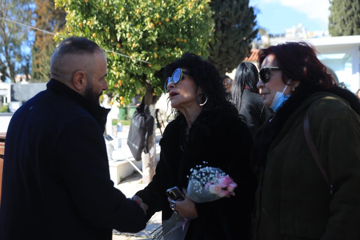 Η Σοφία Βόσσου στην κηδεία της Καίτης Γκρέυ