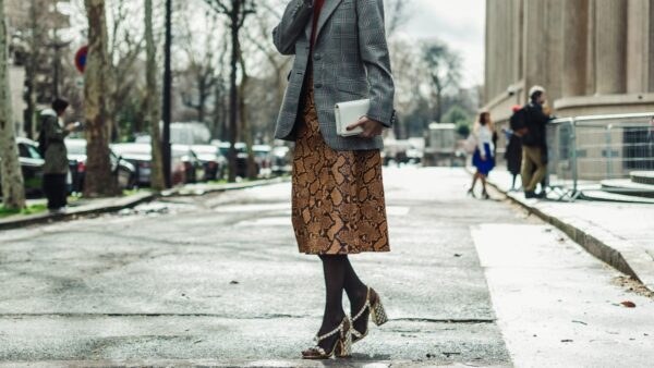 Τα παπούτσια που φοράει influencer στον δρόμο είναι animal print