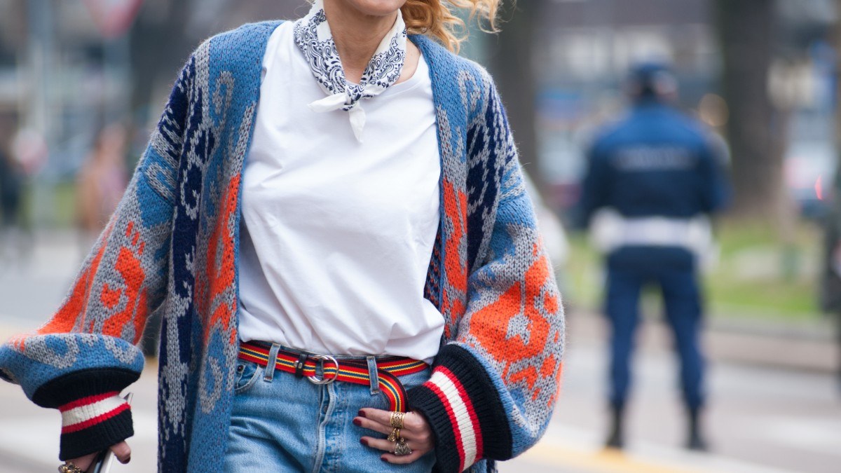 Λευκό μπλουζάκι στο street style