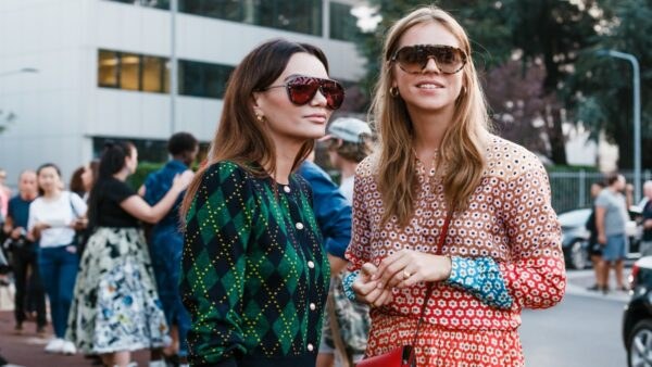 Τα φορέματα στο street style είναι φέτος εμπριμέ