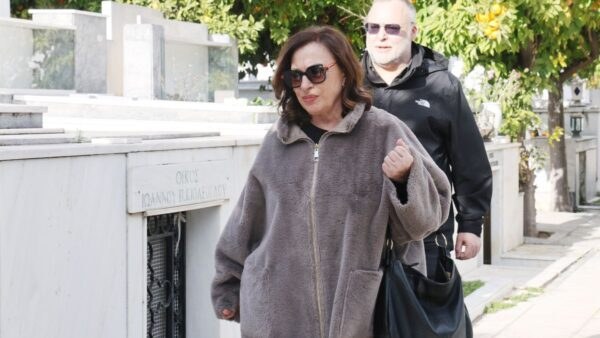 Η Χάρις Αλεξίου στην κηδεία της Καίτης Γκρέυ.