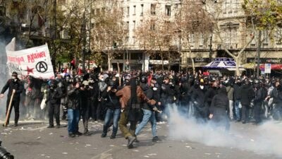 Τέμπη: Κουκουλοφόροι επιτίθενται λυσσαλέα σε διαδηλωτή στο Σύνταγμα - Η στιγμή που τον γρονθοκοπούν