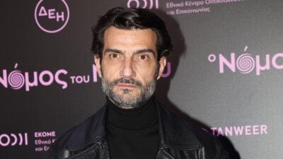 o Νίκος Κουρής φωτογραφίζεται σε έξοδό του