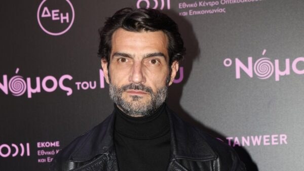 o Νίκος Κουρής φωτογραφίζεται σε έξοδό του