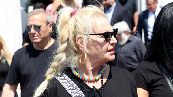 Η Αννούλα Βασιλείου με γυαλιά ηλίου