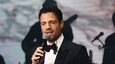 Ο Κωνσταντίνος Αργυρός με το μικρόφωνο στο χέρι