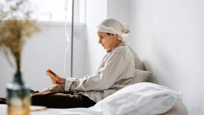 μια γυναίκα που πάσχει από καρκίνο διασωληνωμένη