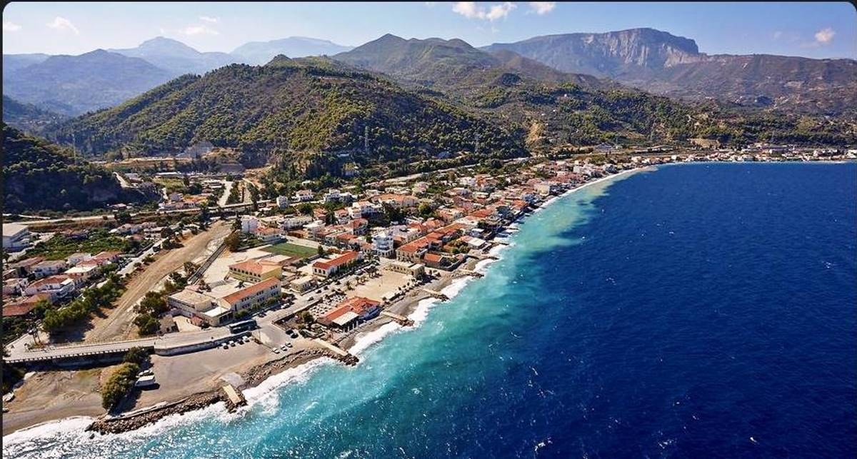 Κεντρική παραλία στο Δερβένι