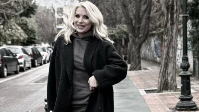 H Ελένη Μενεγάκη σε βόλτα στη Κηφισιά