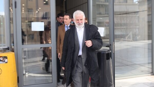 Ο Πέτρος Φιλιππίδης έξω από το δικαστήριο