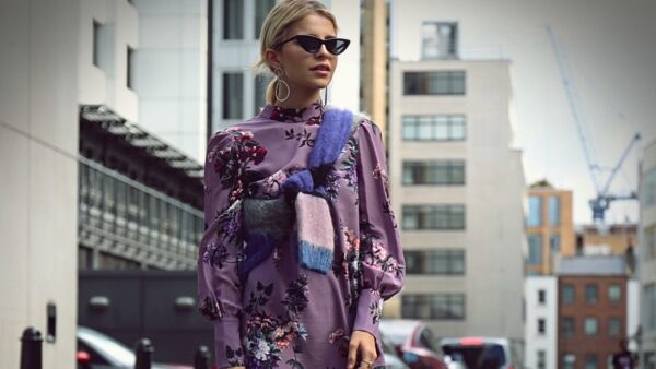 Με ρούχο φλοράλ μοβ φόρεμα κοπέλα στο street style