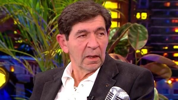 Ο Γεράσιμος Σκιαδαρέσης στο πλατό του The 2night show