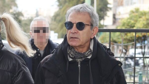 Ο Γιώργος Νταλάρας στο Α' Νεκροταφείο Αθηνών.Πολιτική κηδεία Ιάσονα Τριανταφυλλίδη 30/01/2025