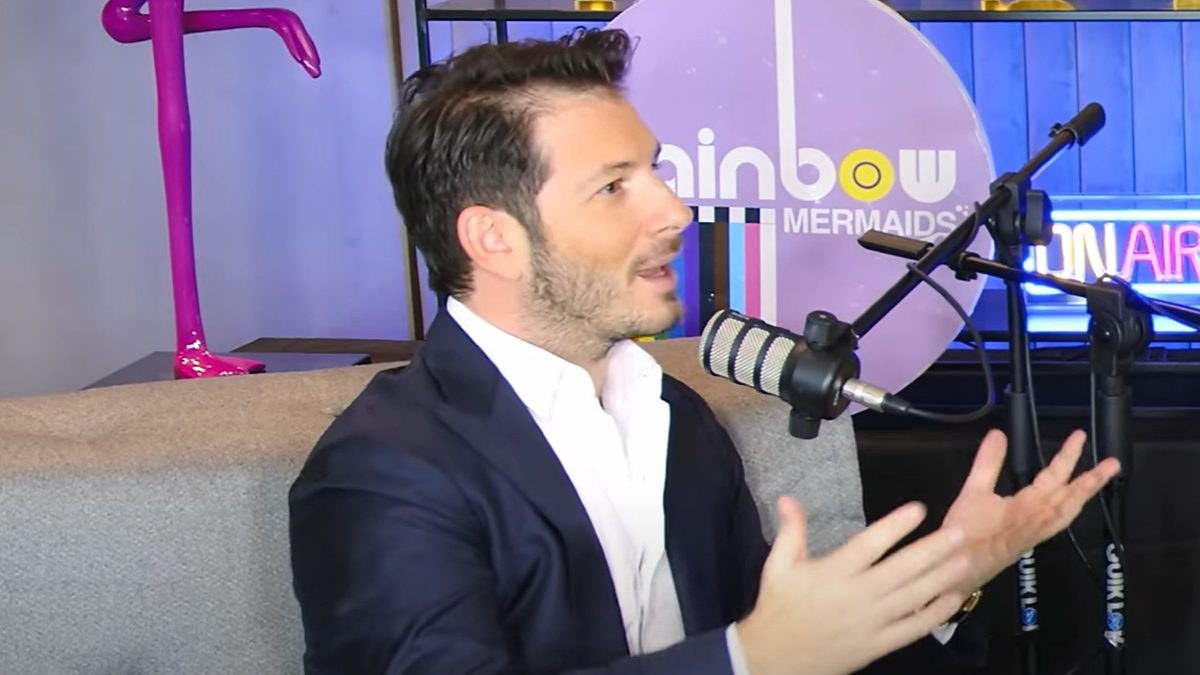 Ο Γιώργος Περρής μιλάει σε στούντιο εκπομπής