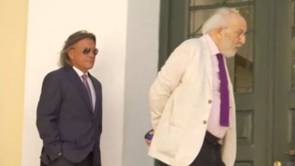 Ο Ηλίας Ψινάκης έξω από τα δικαστήρια με τον δικηγόρο του.