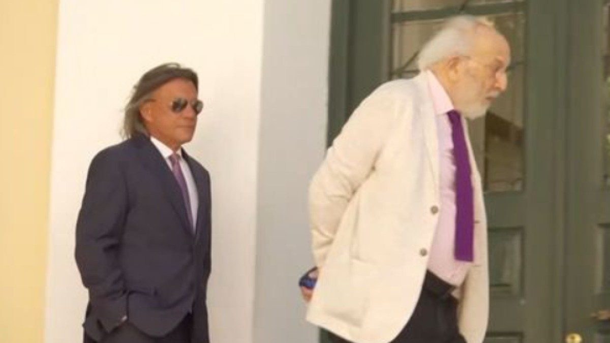 Ο Ηλίας Ψινάκης έξω από τα δικαστήρια με τον δικηγόρο του.