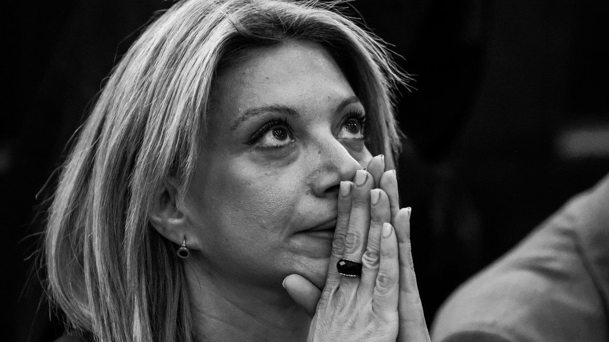 Η Μαρία Καρυστιανού συγκινημένη προσεύχεται