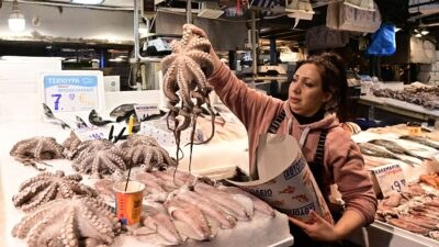 Βαρβάκειος αγορά μια κυρία κρατάει ένα χταπόδι