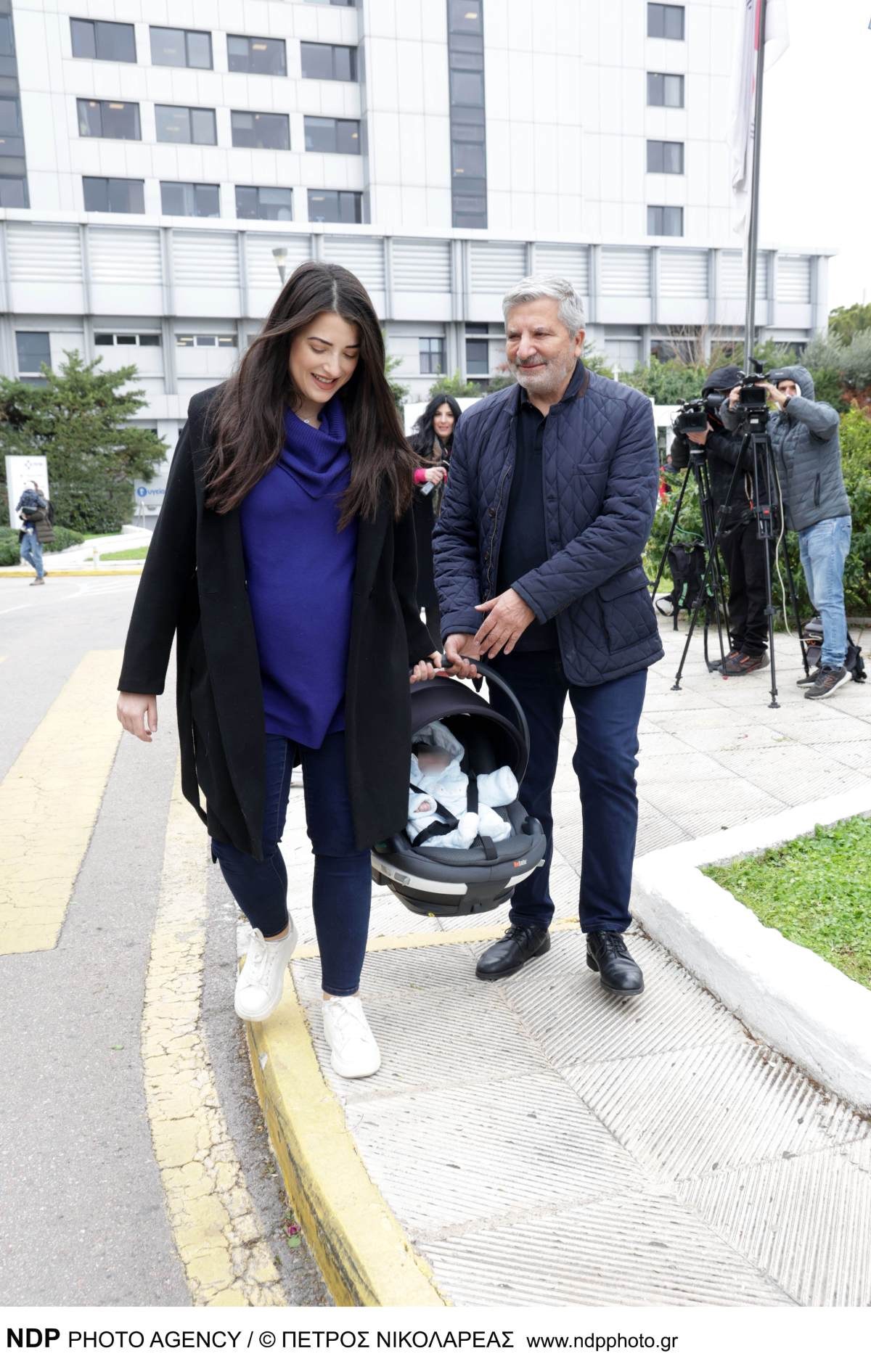 Η Νάνσυ Κοίλου με το μωρό της και τον Γιώργο Πατούλη κατά το εξιτήριο από το μαιευτήριο